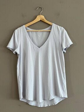 Lululemon Love Tee Short Sleeve V-Neck T-Shirt Women's Sz 6** Serene Blue *Hole